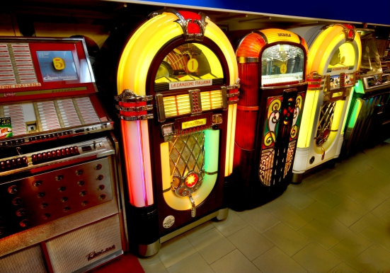 3-MUSEO-PELAGALLI-MUSICA-A-COLORI-JUKE-BOXES_-ridotta-1.png