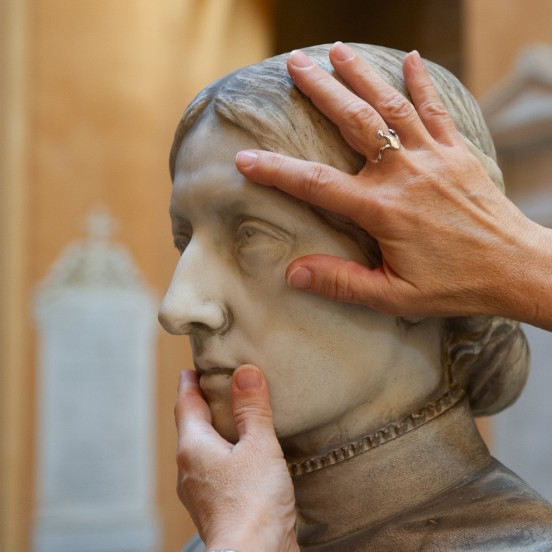 Guardare e toccare è una cosa da imparare